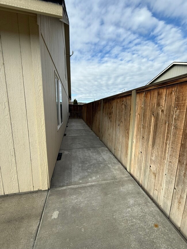 Building Photo - Taft Drive