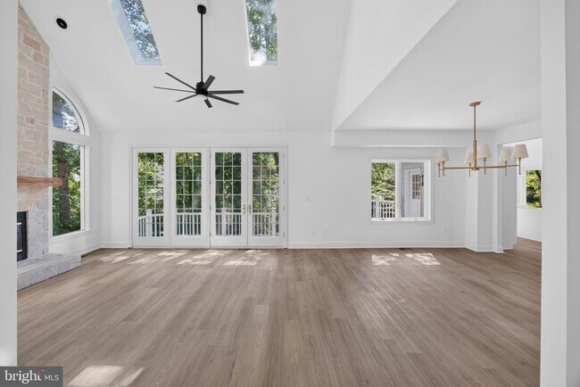 Building Photo - 221 Spring Race Ct