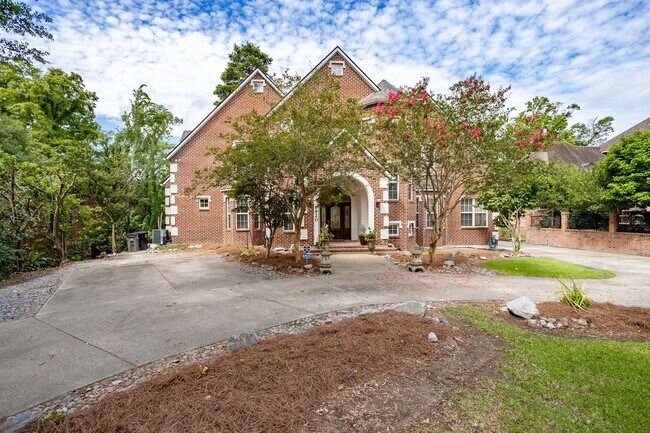 Building Photo - Historic Highland Road Beauty with Bayou V...
