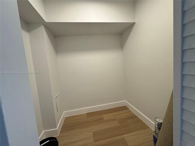 Building Photo - 825 Brickell Bay Dr