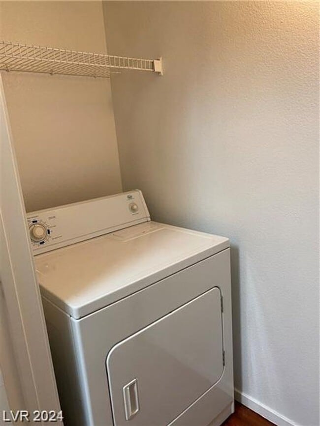 Building Photo - Very Nice & Clean Downstairs Unit In South...