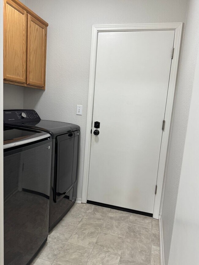 Building Photo - Recently remodeled charmer!