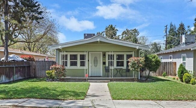 Building Photo - Adorable 2 Bedroom 1 Bath Cozy Modesto Home