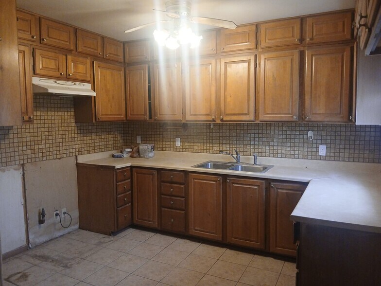 Building Photo - 2413 Poplar St