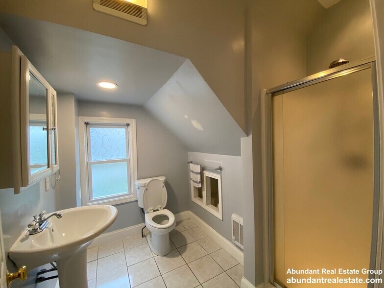 Building Photo - 16 Gould Ave