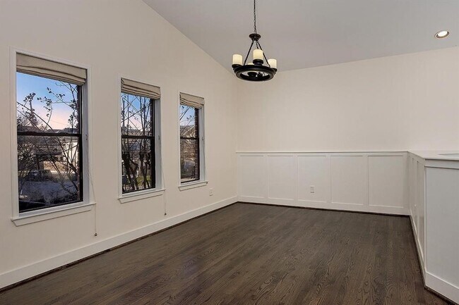 Building Photo - 914 W 25th St