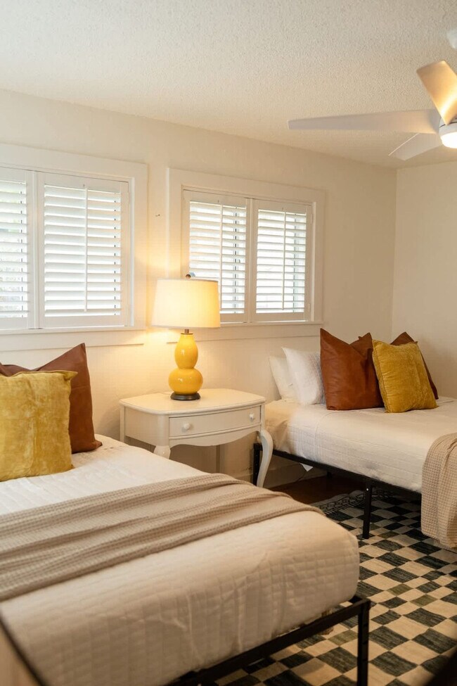 Building Photo - 2900 Ocean Dr S