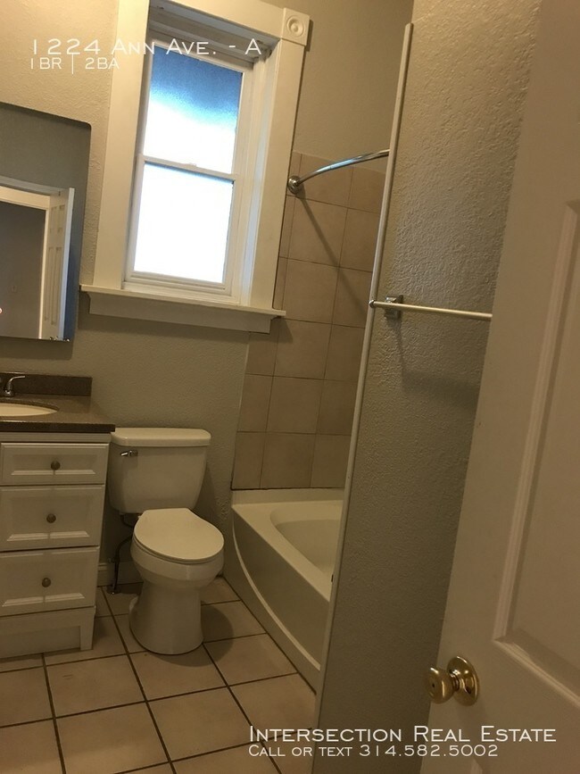 Building Photo - Stunning, Two-Level Soulard Apartment