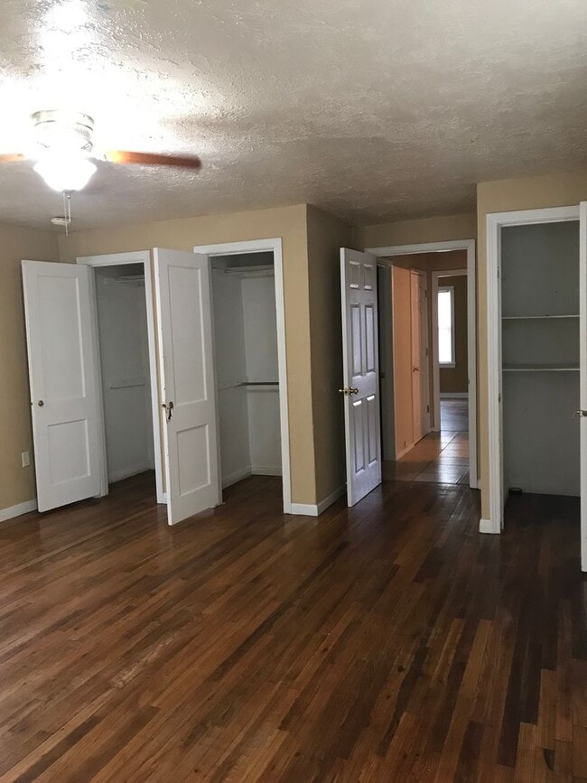 Building Photo - Cute and affordable 2/1 Large master WATER PAID BY OWNER