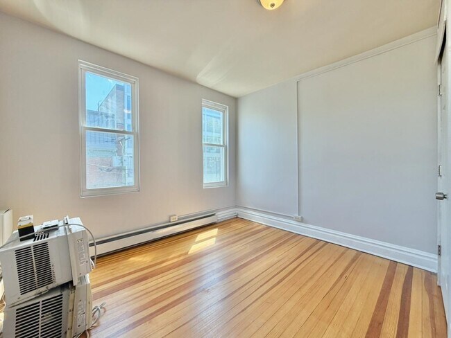 Building Photo - 409 Monmouth St