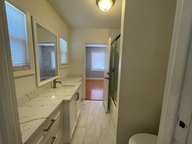 Building Photo - Gorgeous 2 Bedroom Home! Convenient Location!