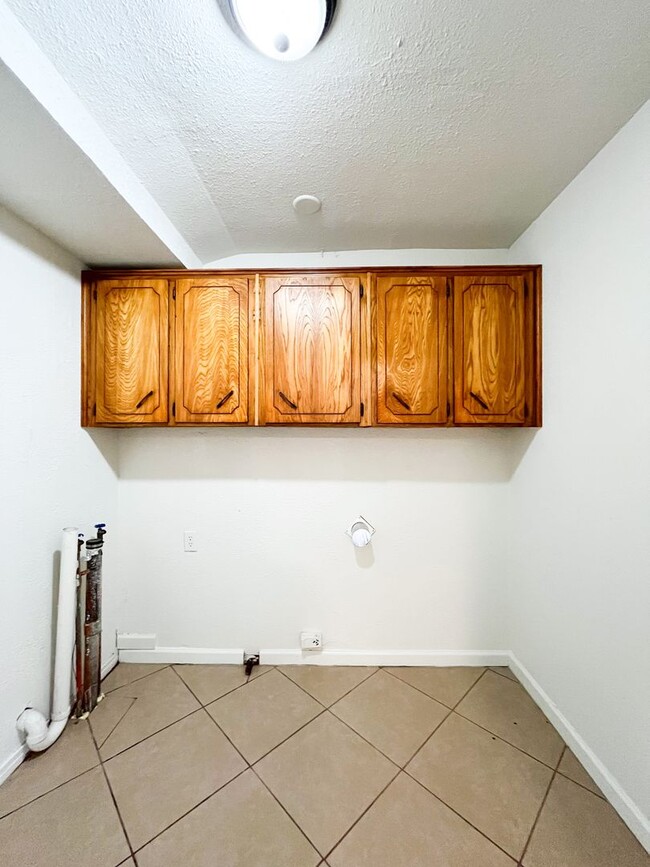 Building Photo - Available NOW!!!! Beautiful 3 bedroom, 2 bath home with covered patio and fenced yard.