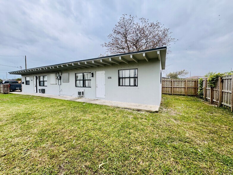 Building Photo - 536 SW 6th Terrace