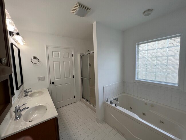 Building Photo - 43 Carlsbad Dr