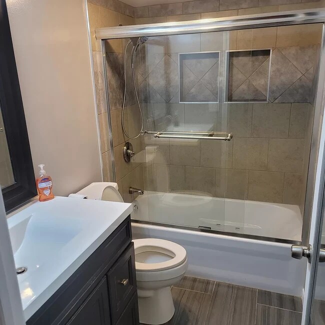 Building Photo - 991 Manor Ln