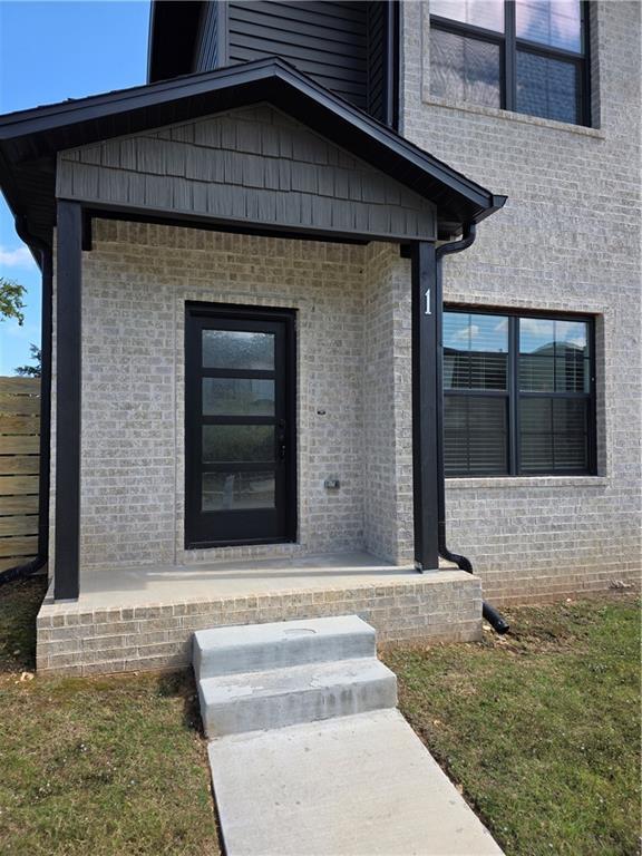 Building Photo - 827 N Crater Ave