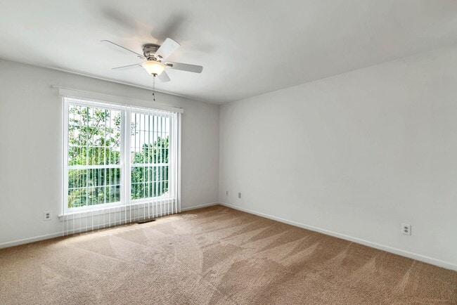 Building Photo - Rarely Available 2-Level, 2 Bed 2 Bath Upp...