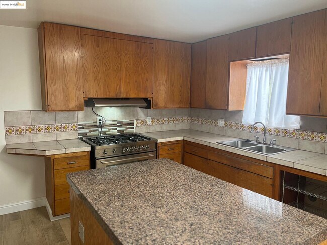 Building Photo - 161 Sequoia Dr