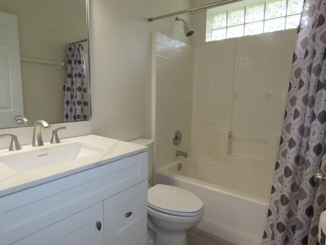 Building Photo - Spacious 4 Bedroom Pool Home Plus Addition...