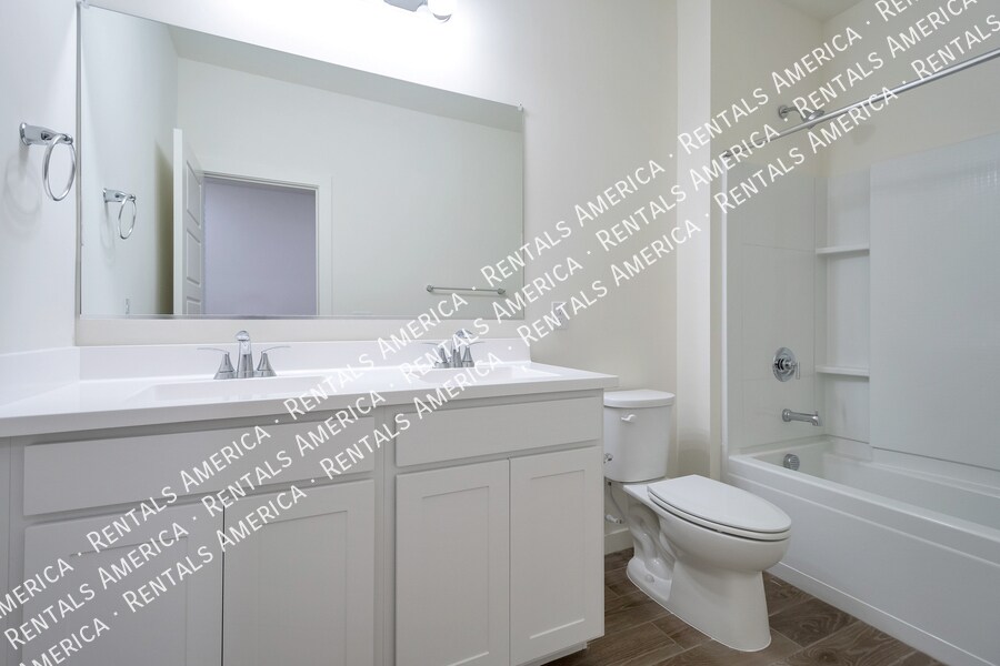 Building Photo - 614 E Diamond Dr