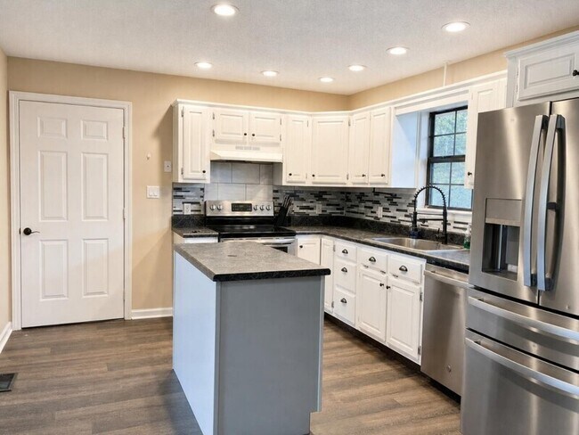 Building Photo - 1606 Lisa Lynn Dr