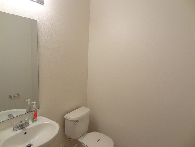 Building Photo - 3 Bedroom, 2.5 Bathroom Home with Bonus Lo...