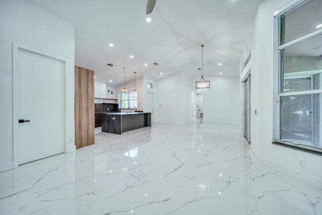 Building Photo - 5818 NW 119th Dr