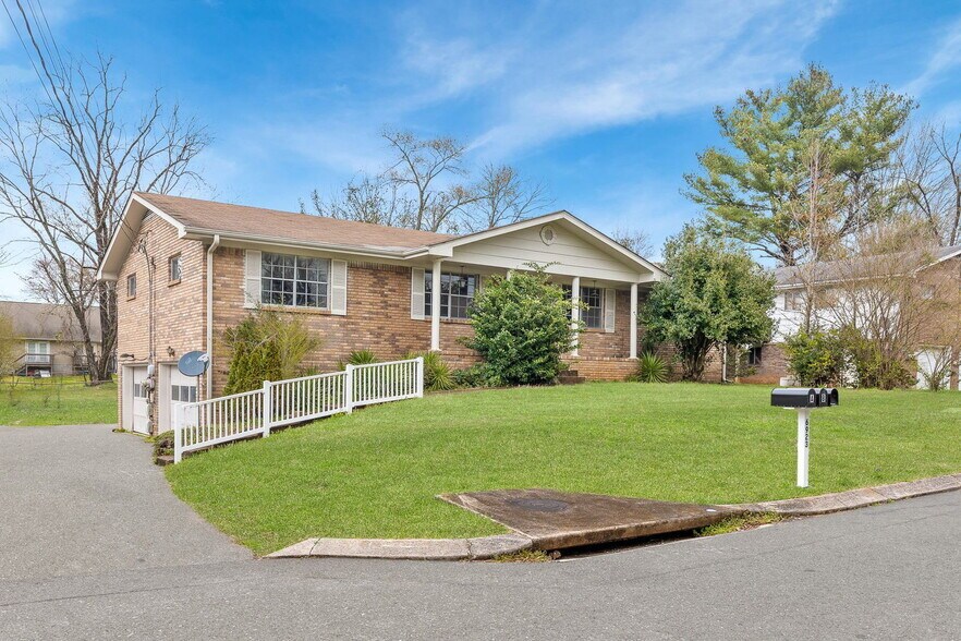 Building Photo - 6923 Greenway Dr