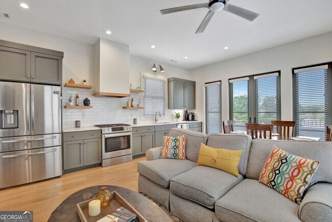 Building Photo - 2bd/2.5ba in Trilith. LakeFront Views!