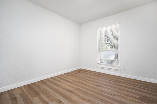 Building Photo - 630 S Heights Dr