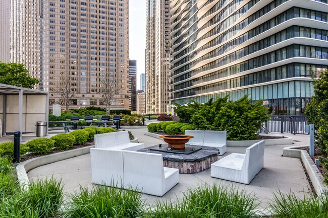 Building Photo - 225 N Columbus Dr