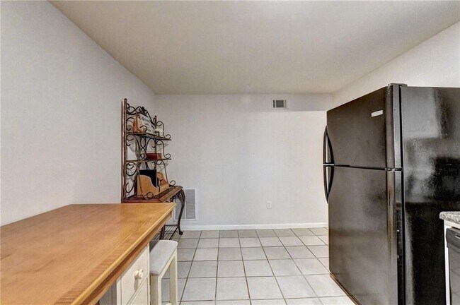 Building Photo - 6490 Tuggle Dr