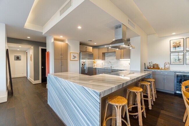 Building Photo - 2701 Westheimer Rd