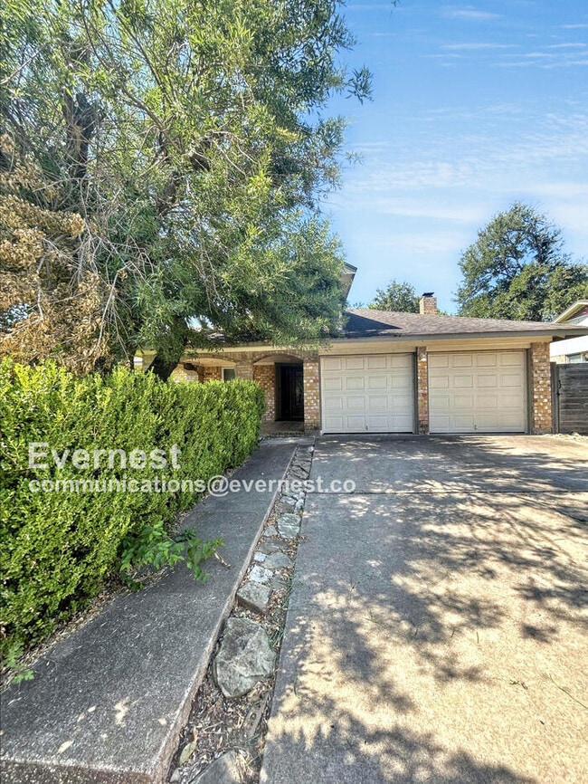 Building Photo - 2701 Deeringhill Dr