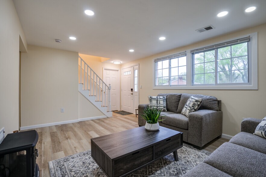 Building Photo - 14220 Fallbrook Ln