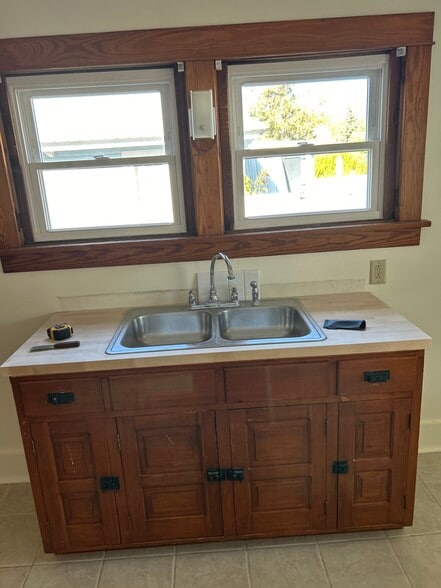 Building Photo - 207 Safford St