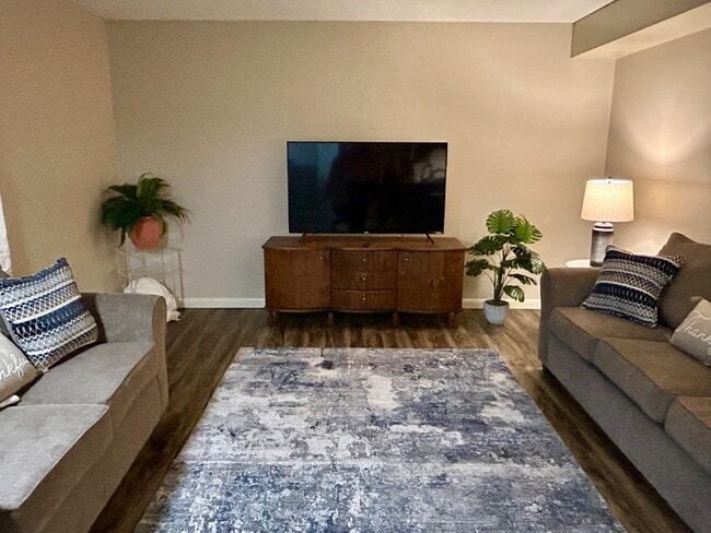 Building Photo - 917 Davis Blvd