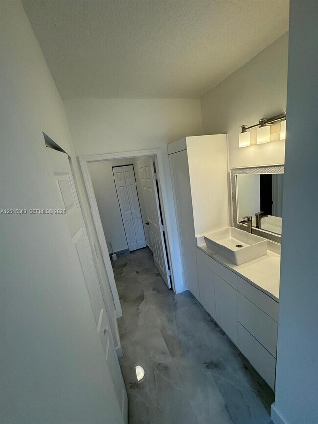 Building Photo - 5090 SW 136th Ave