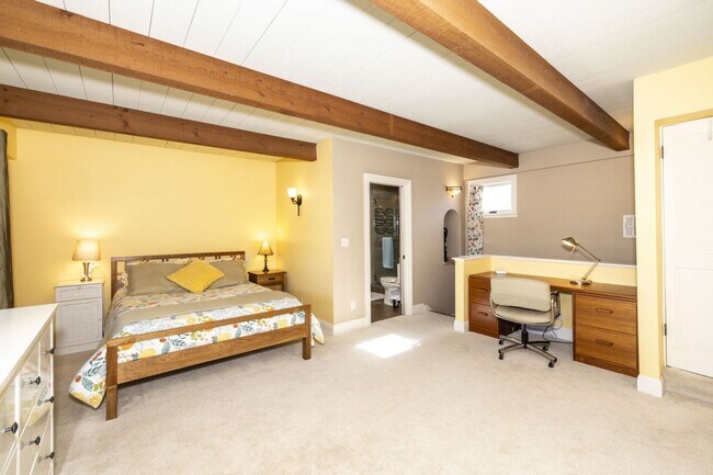 Building Photo - Conveniently Located, Fully Furnished 2 Bed/2 Bath Home Available To Nov!