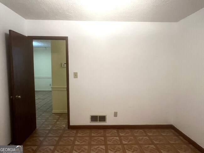 Building Photo - 40 Wagon Wheel Dr