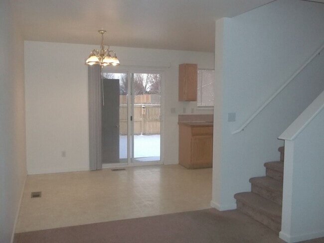 Building Photo - Bright & Inviting Wellington Townhome