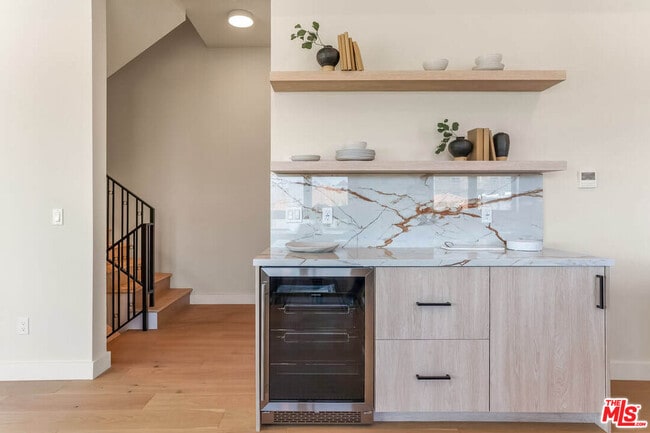 Building Photo - 1861 Barry Ave