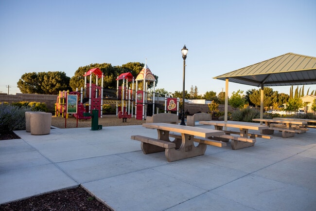 Building Photo - 617 Copper Ridge Way