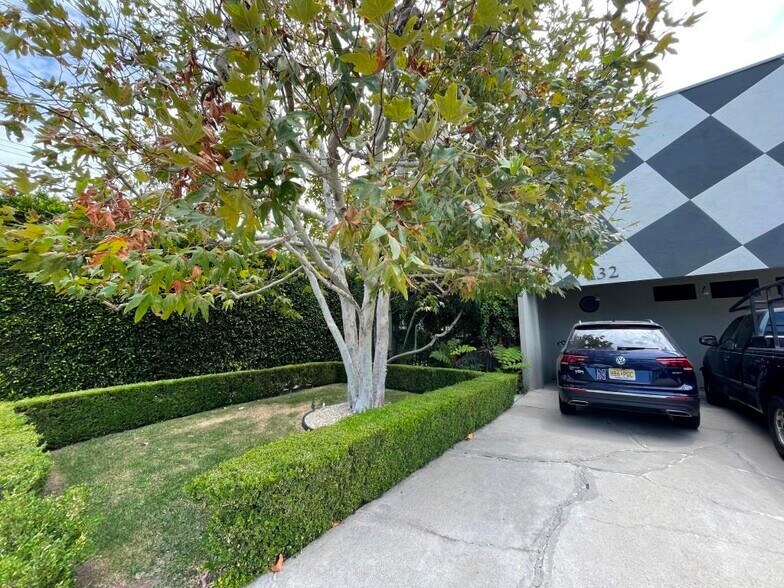 Building Photo - 625 N Hayworth Ave