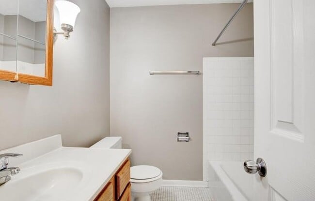 Building Photo - Walking distance to UNMC - Just open!