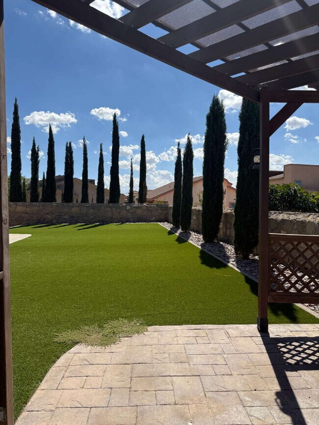 Building Photo - "Charming 3-Bedroom Retreat with 2 Full Ba...