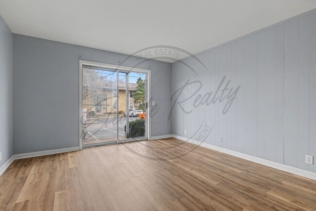 Building Photo - Two Bedroom Condo, First Floor, across from Madison Park with stackable washer/dryer!