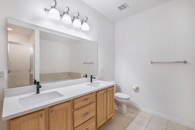 Building Photo - 2925 N Knightsbridge Cir