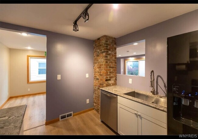 Building Photo - 19 Hobmoor Ave