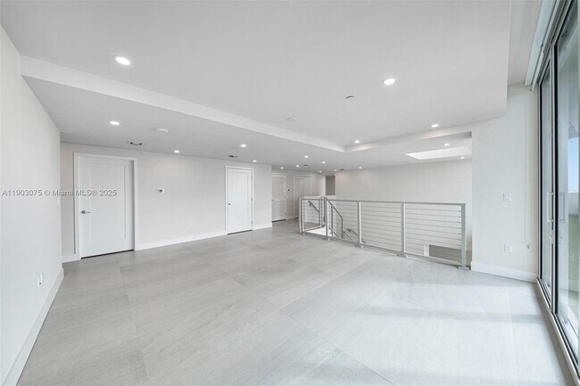 Building Photo - 555 NE 34th St